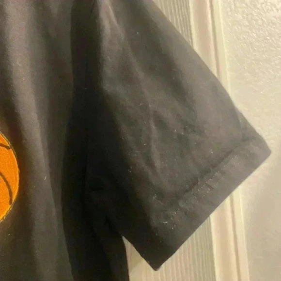 Bart Simpson short sleeve felt appliqué with him spinning basketball. Mens Med - Picture 5 of 8